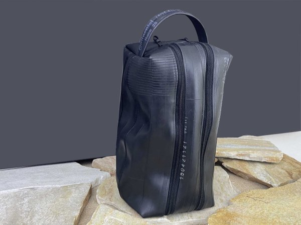 Geräumige Waschtasche aus Upcycling-Fahrradschlauch